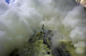 Núi lửa Kawah Ijen nằm ở Đông Java, Indonesia nổi tiếng với việc khai thác "vàng của quỷ"