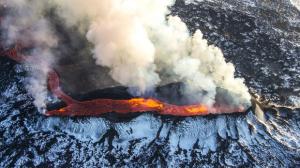 Volcanic eruptions in Iceland drag ash to cover the Northern Hemisphere and create a mist like "hell".